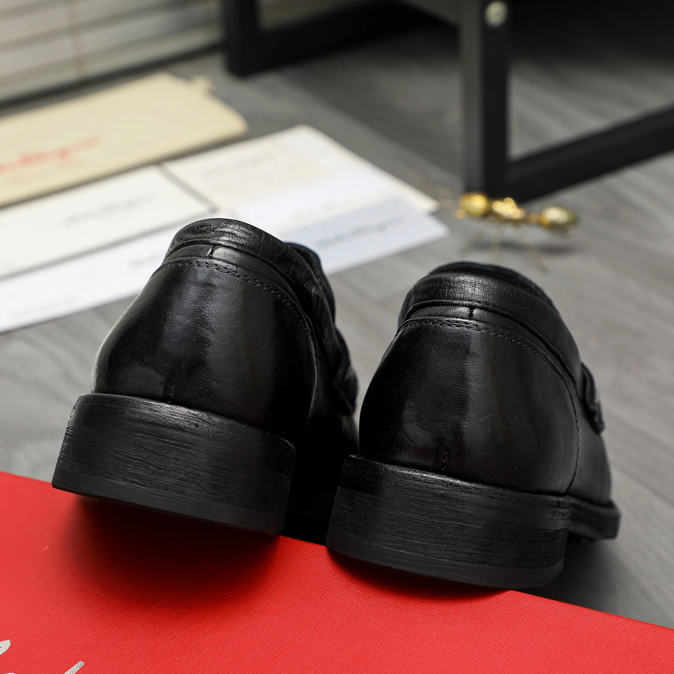 Men's shoes 💰880 Product trademark: LV "Louis Vuitton" business casual slip-on leather shoes Regular size: 37-46 Product materials: Selected high-quality cowhide upper, pigskin lining, rubber outsole